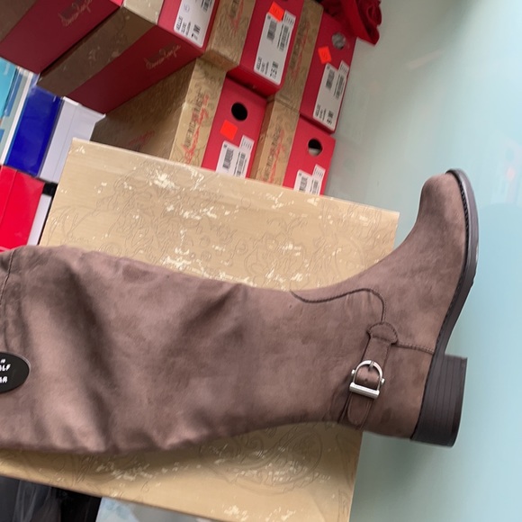 Size 5 - Picture 2 of 3